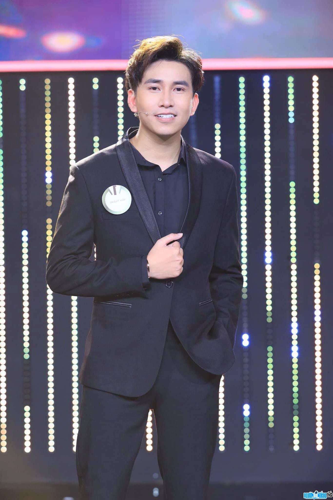  elegant and handsome Phung Van Thang on stage