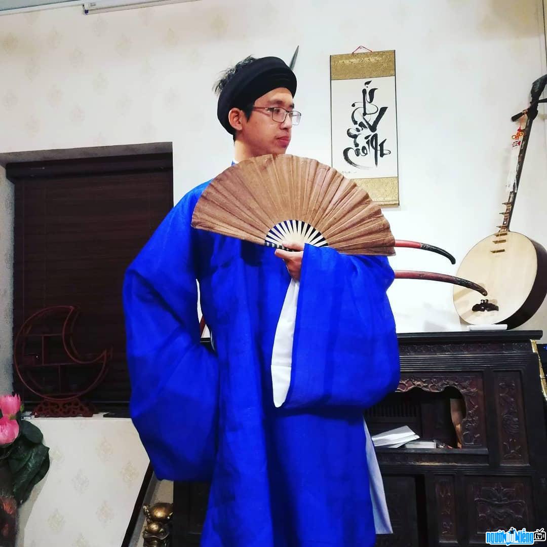 Blogger Vinh Loc in ancient costumes