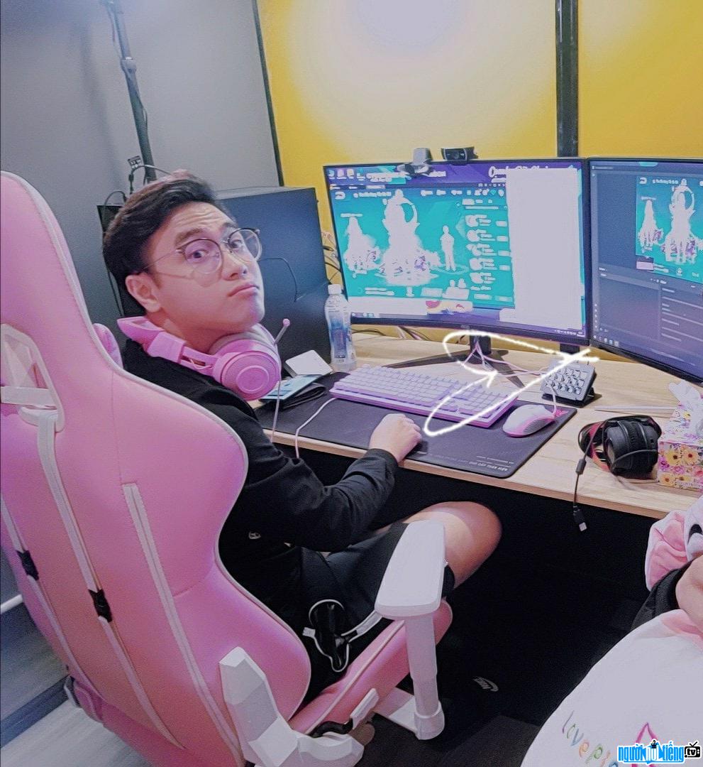  Pictures of lovely Zsm promotion with a "pink" color livestream corner