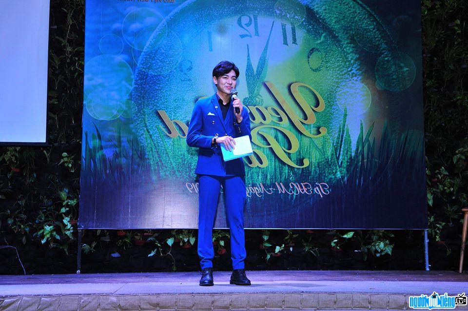  MC Quoc Huy is confident on stage