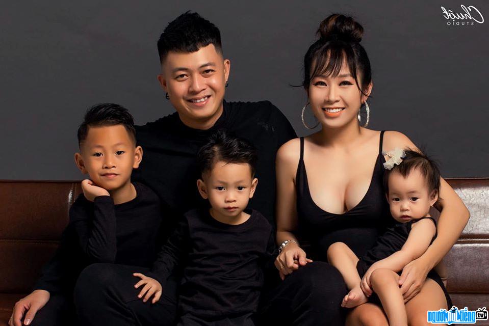  Ha Tuan My is beautiful with her husband and children
