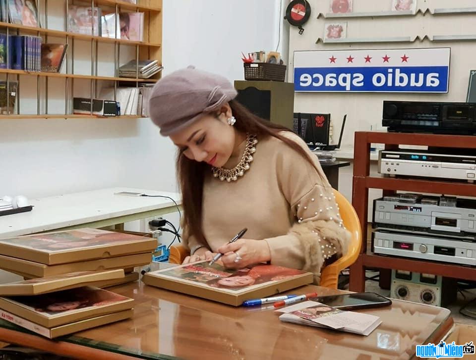 Ca sĩ Thúy Hà ký tặng cho fan hâm mộ