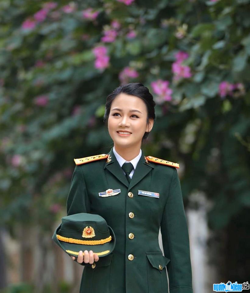 Hình ảnh diễn viên Huyền Sâm trong bộ quân phục