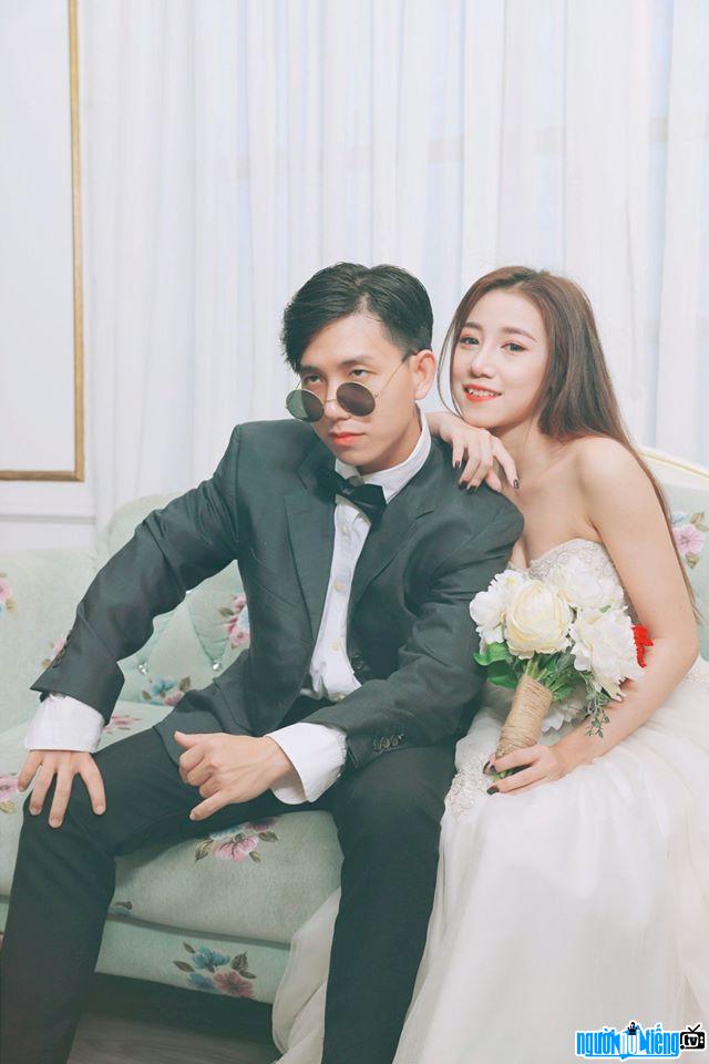  Minh Loc takes a photo with his girlfriend