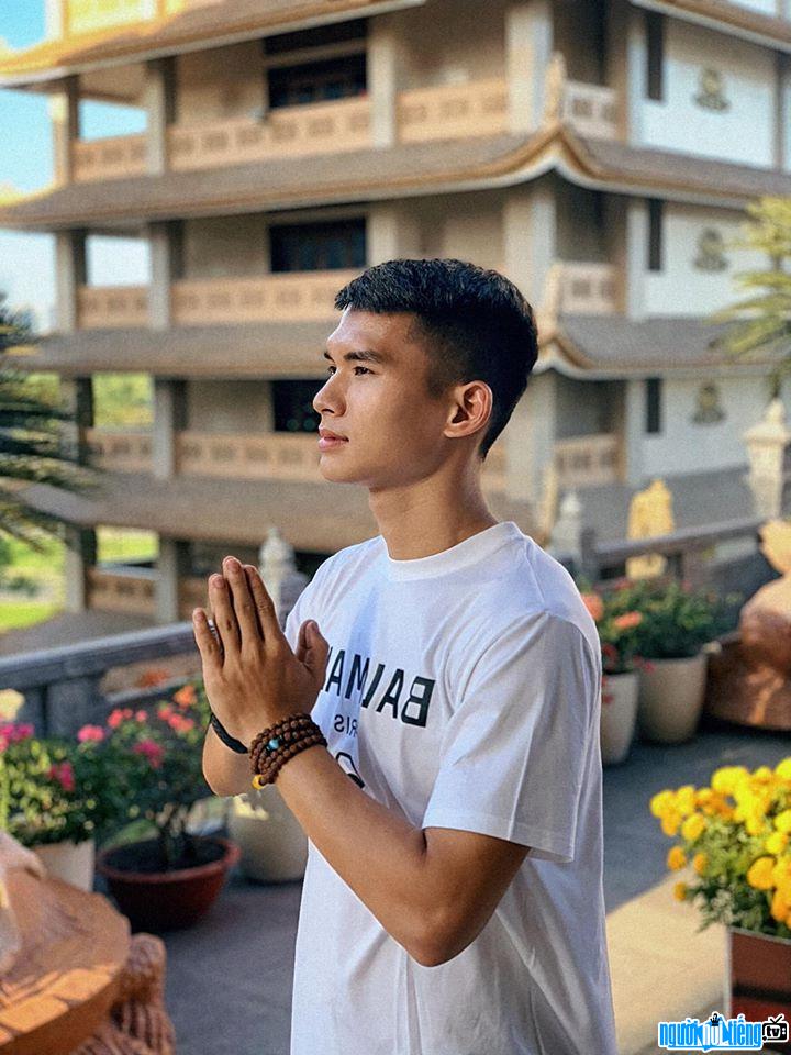 Le Thanh Phong is handsome with a charismatic angle.