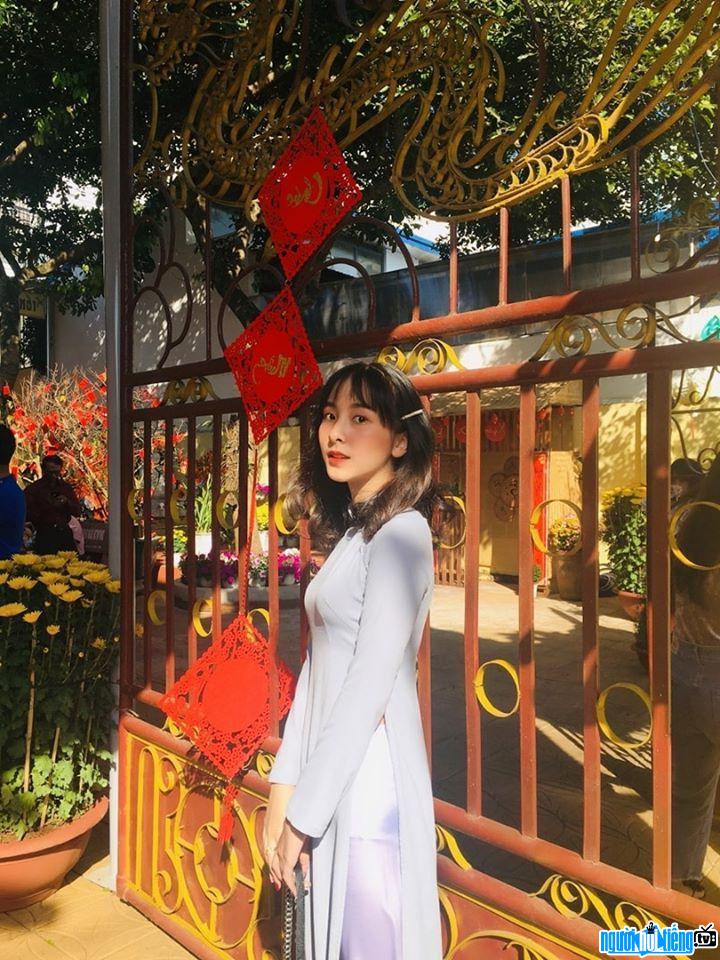 Hồng Nhung xinh đẹp với áo dài truyền thống