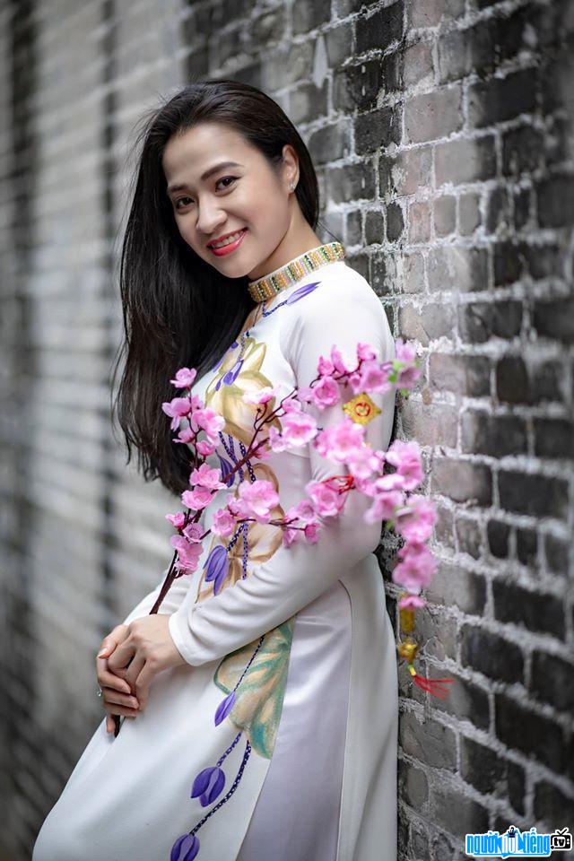  Picture of MC Huynh Giao gentle in ao dai