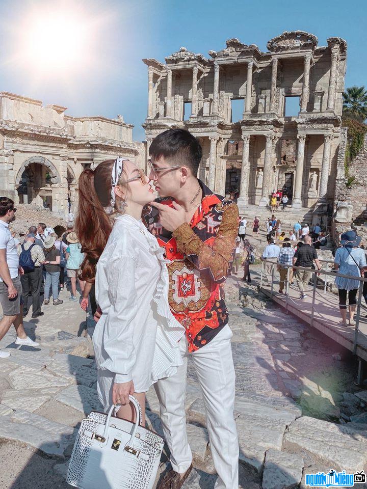 Hình ảnh Đặng Phú Khang và vợ lãng mạn khi đi du lịch