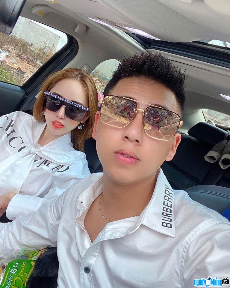  Hoang Ha Anh is beautiful with her husband