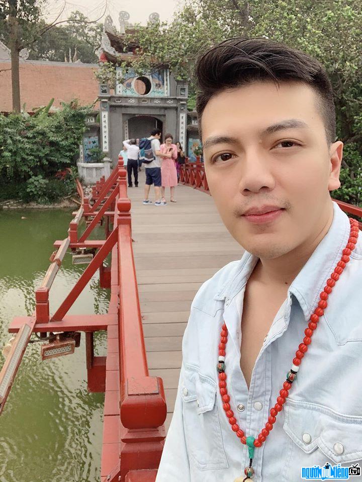 Hình ảnh bác sĩ Cao Duy tại Hồ Hoàn Kiếm