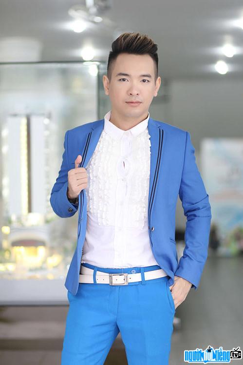  Latest pictures of singer Viet Quang