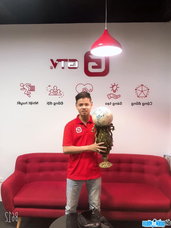  The image of the Spt Anh Huong with the championship cup