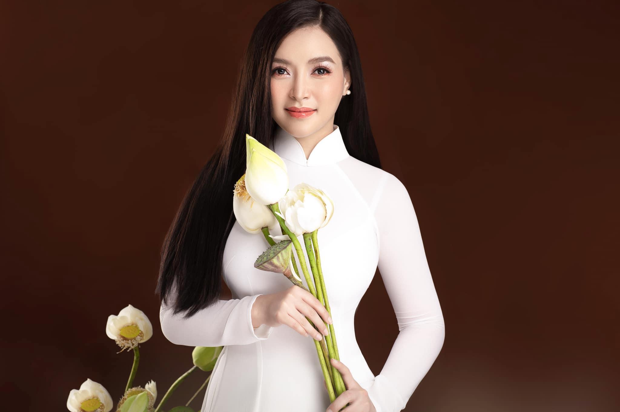 Picture of singer Dinh Trang is pure and beautiful with white ao dai