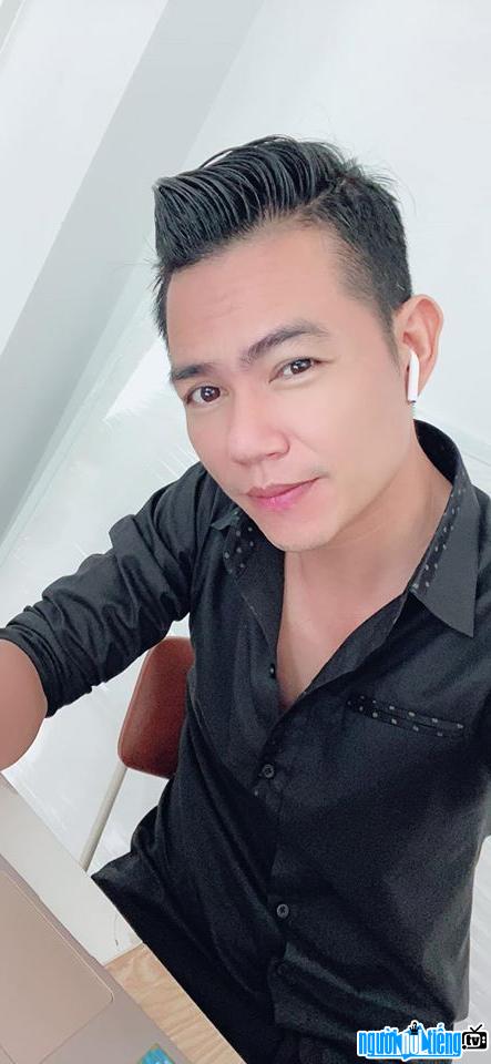  Picture of singer Dinh Duy Chinh in the studio