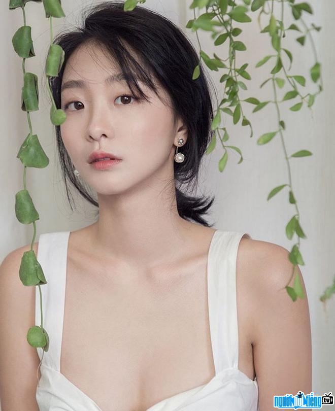 Photo beautiful actress Kim Da-mi photo with white dress