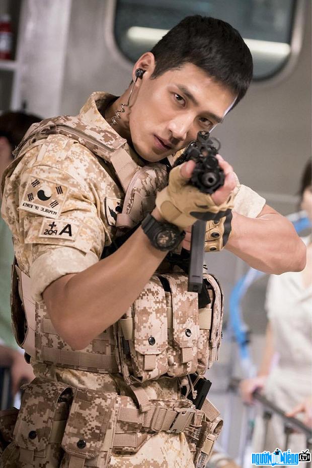 Ảnh diễn viên Ahn Bo-hyun trong bộ quân phục