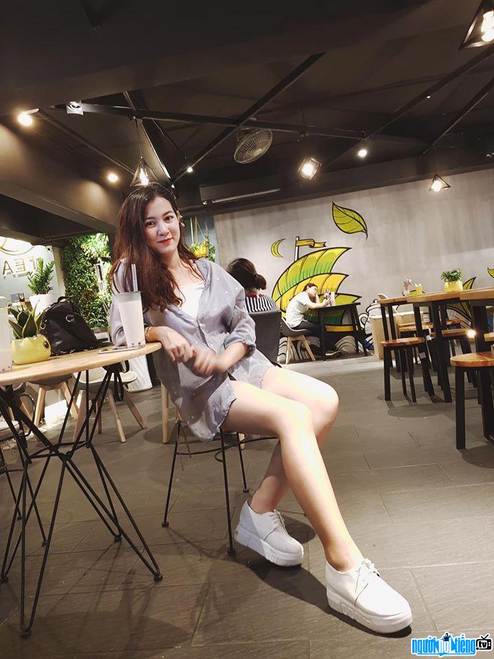  Shindy Fairy shows her long legs