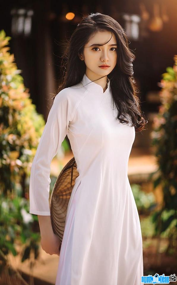  beautiful image of Duong Thi Thanh in ao dai