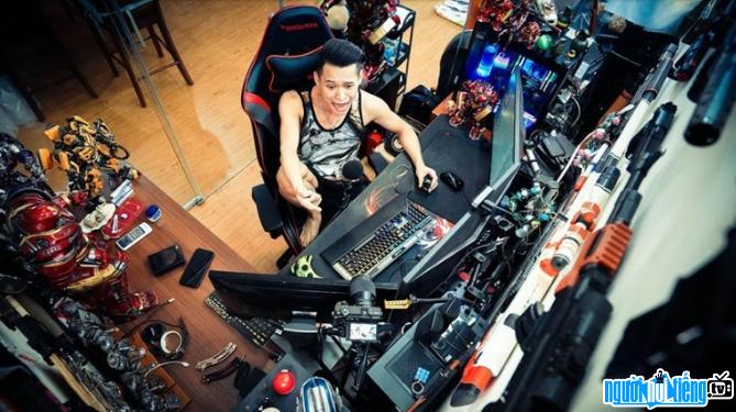 Hình ảnh Độ Mixi theo đuổi streamer của mình
