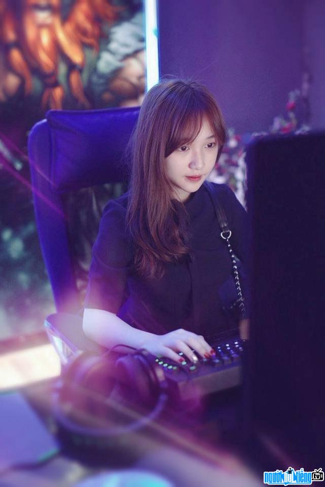Hình ảnh nữ game thủ Xuka Nhật Hoa