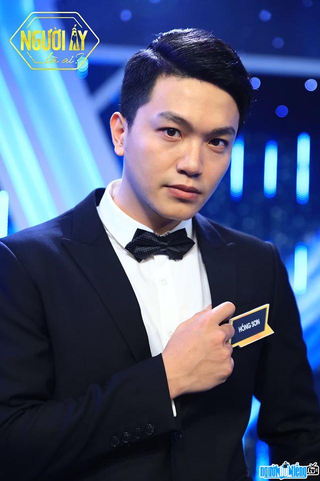  the handsome Hong Son when participating in the program Who is he