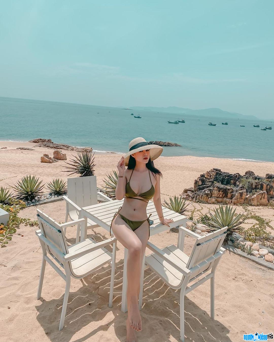  Nguyen Thao shows off her beautiful figure with bikini