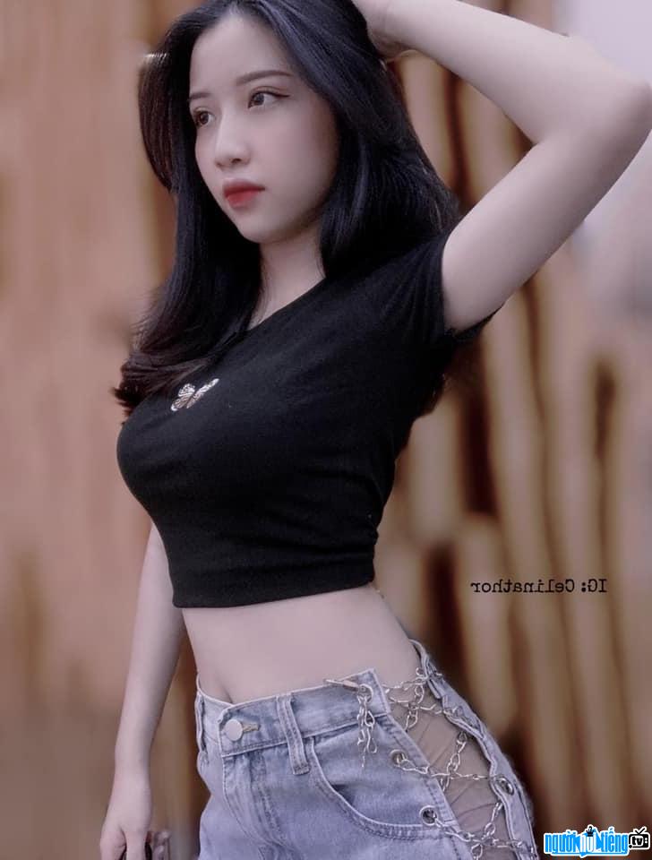  Tran Hoai Ngoc shows off her ant waist
