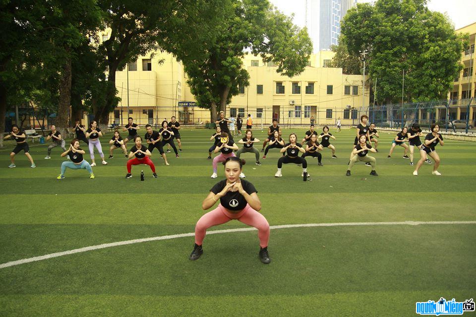  Saka Huong and her students practice hard
