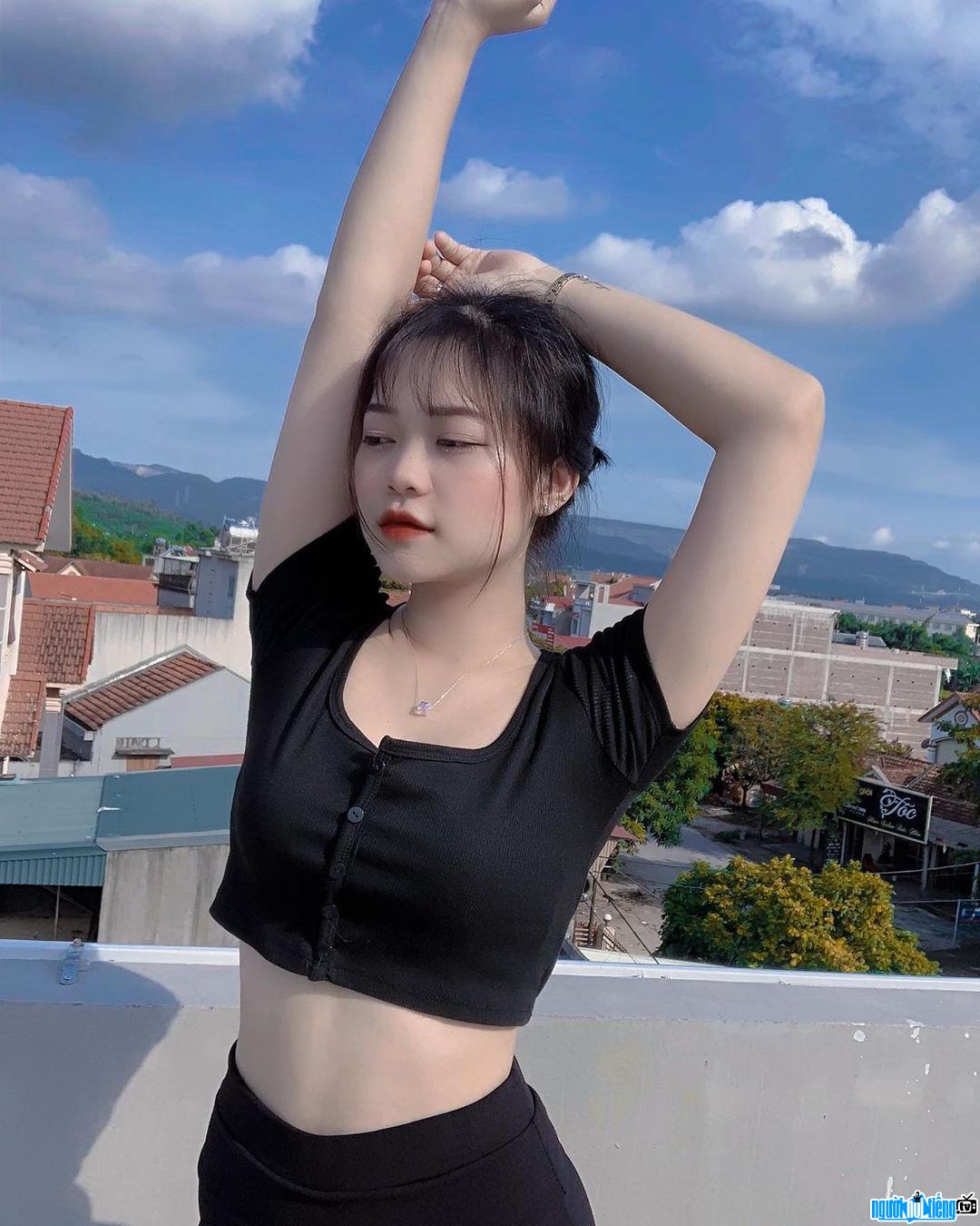  beautiful Dang Huyen with perfect body curves