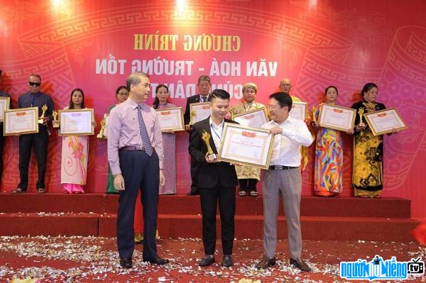  the bronze boy Hoang Minh Duc receives a certificate of merit for feng shui items