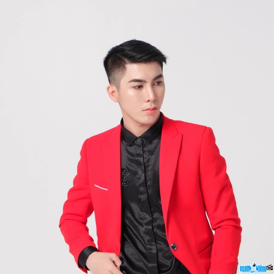 Nguyễn Trung Trực điển trai với áo vest đỏ