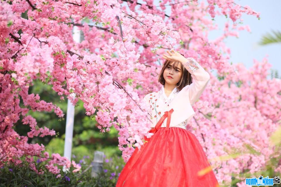  beautiful Anh Thu with cherry blossoms