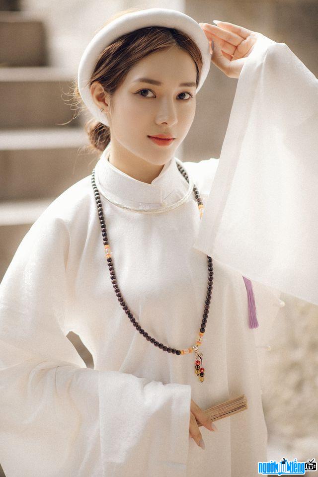  beautiful Hong Hanh in traditional clothes
