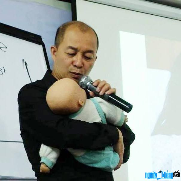 Hình ảnh thầy Nguyễn Duy Cương trên lớp nuôi dạy trẻ