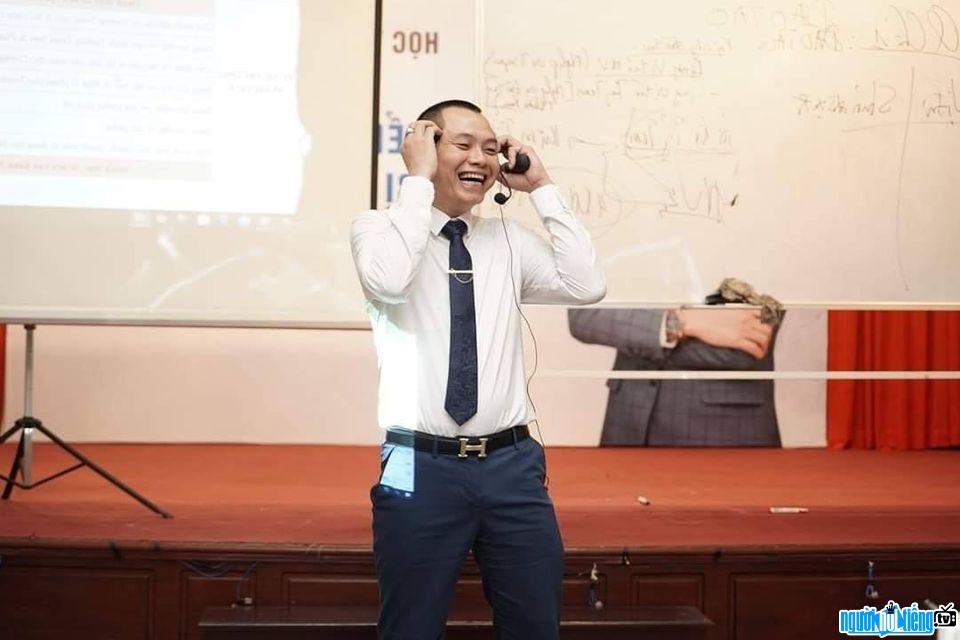 Hình ảnh Ceo Ngô Minh Tuấn khi đứng lớp
