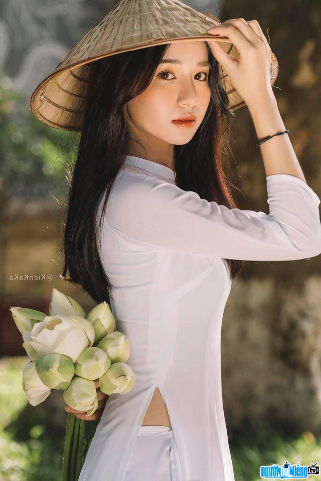  Mai Linh is beautiful in a traditional ao dai