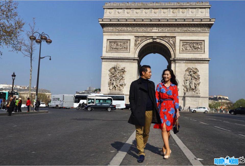  Picture of businessman Pham Thanh Hung with his wife