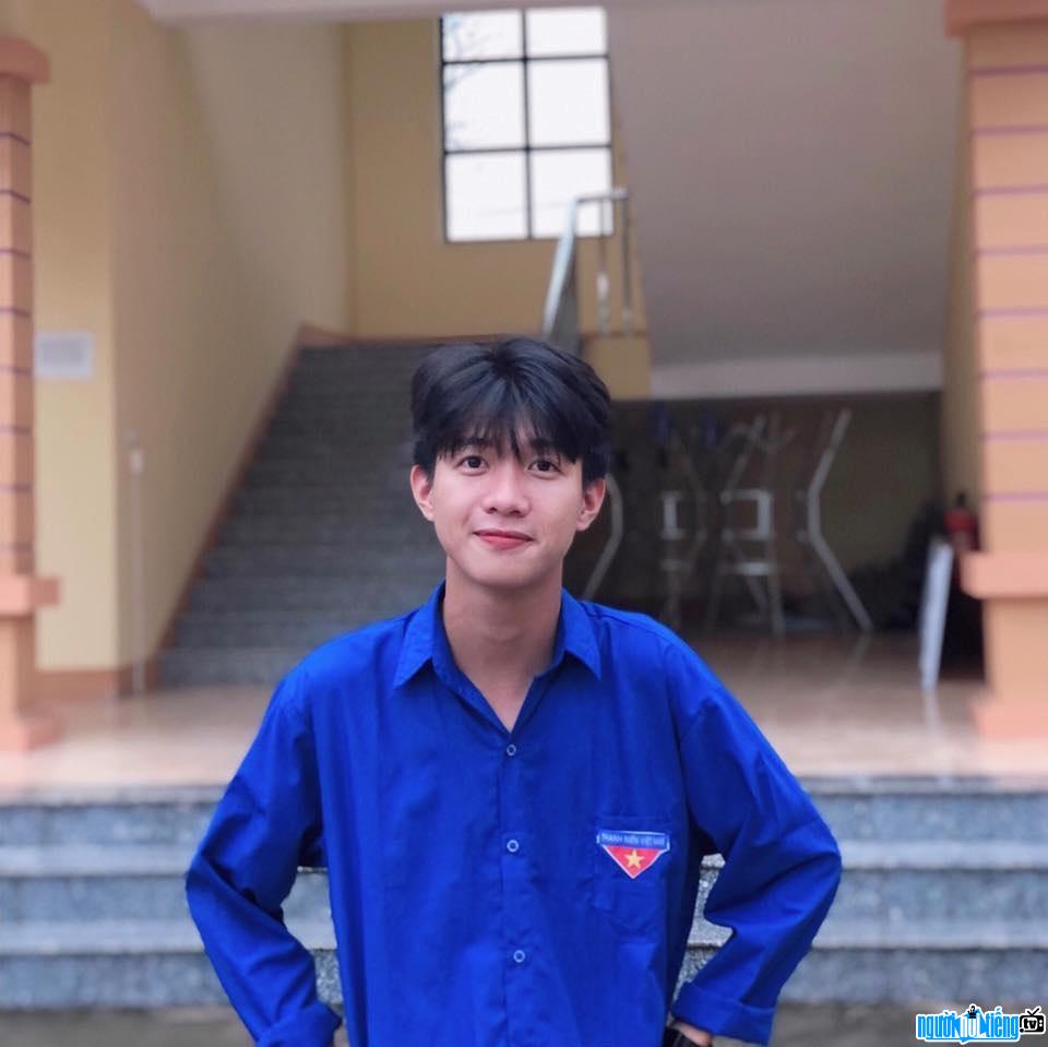  Can Xuan Huy is handsome in a volunteer shirt