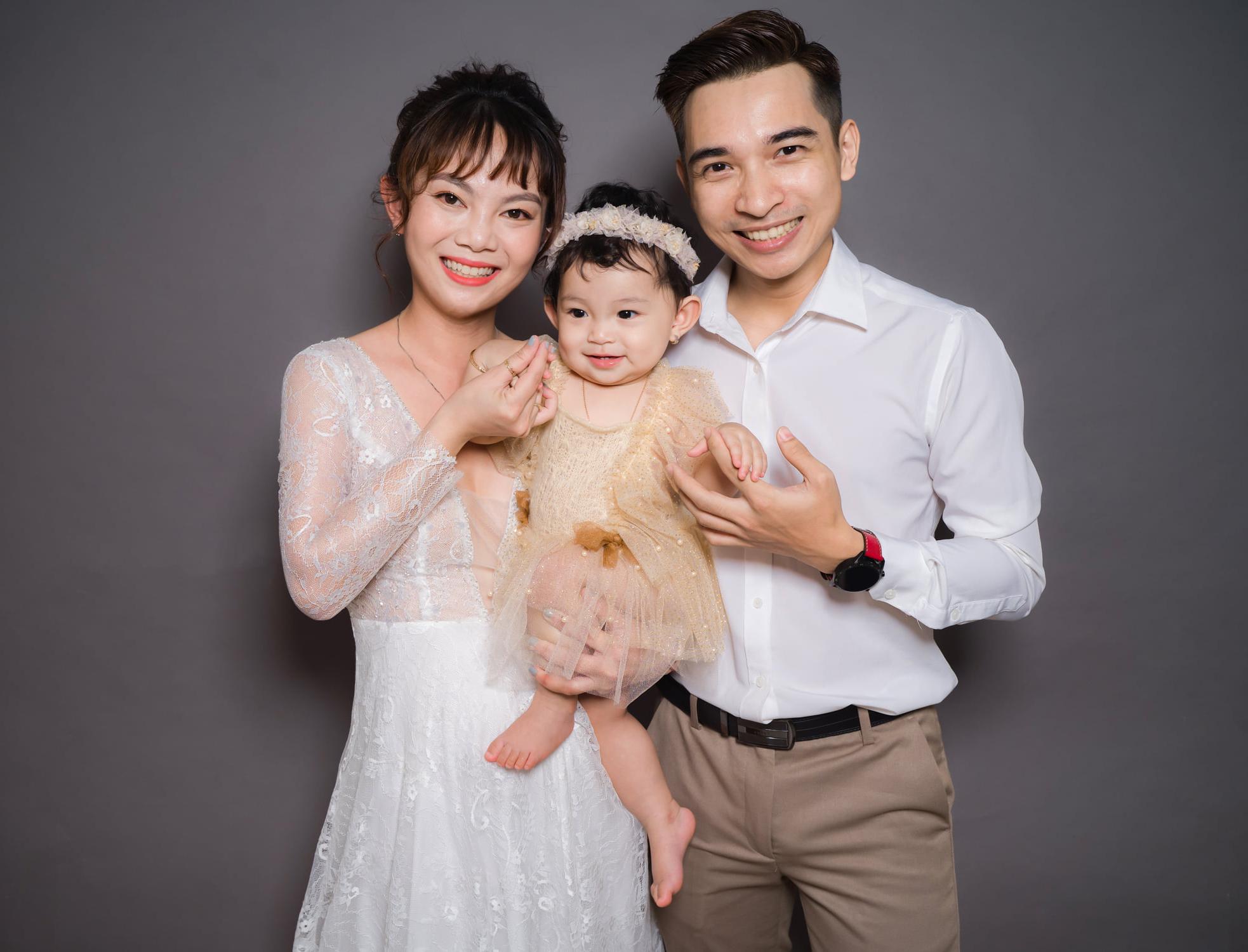 Gia đình hạnh phúc của youtuber Tony Phùng