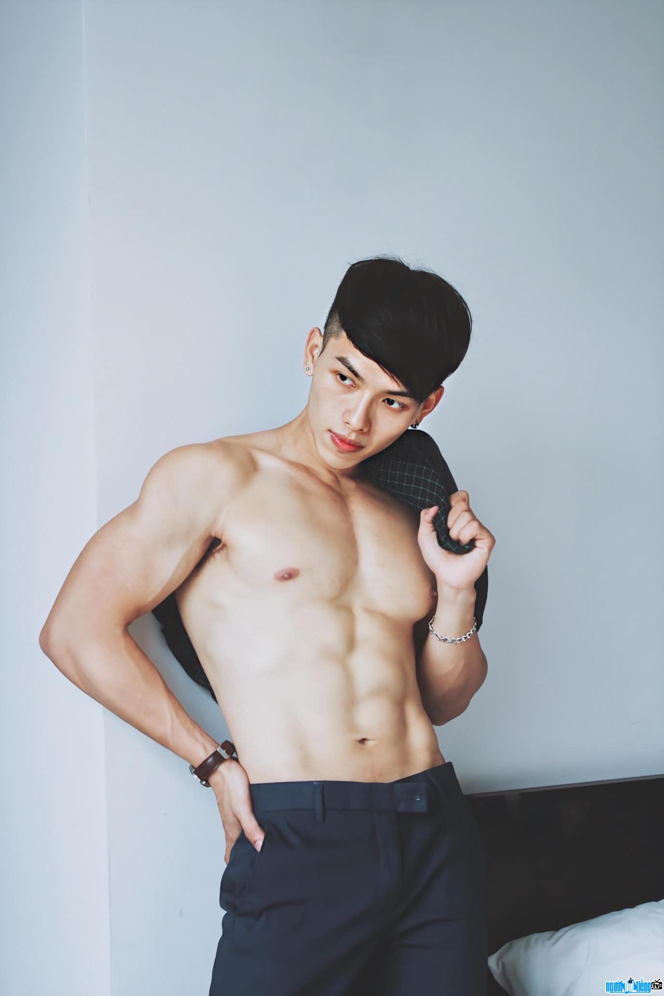  Tran Tuan Anh shows off his hot 6-pack body