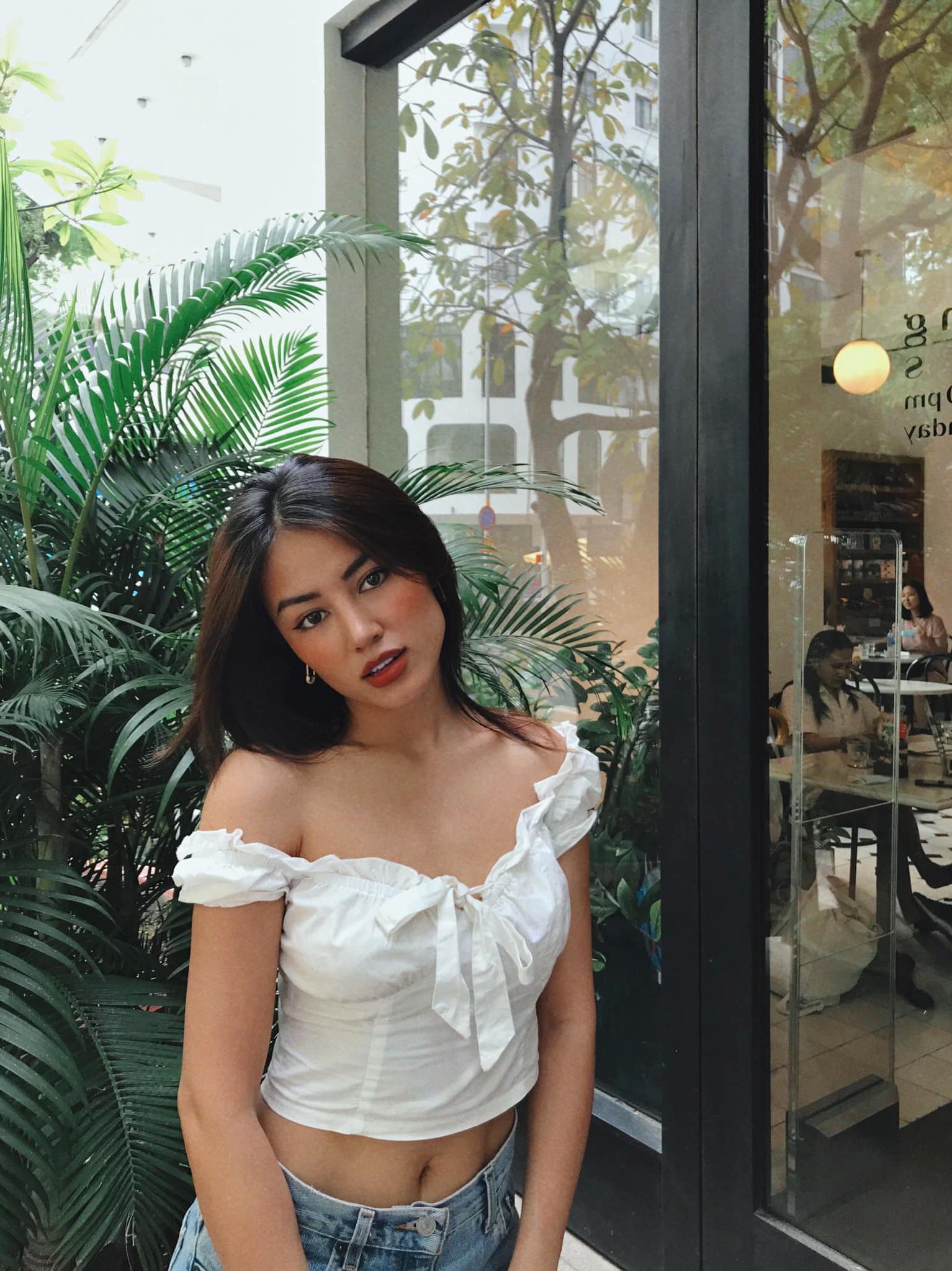  Phuong Minh shows off her sexy bare shoulders