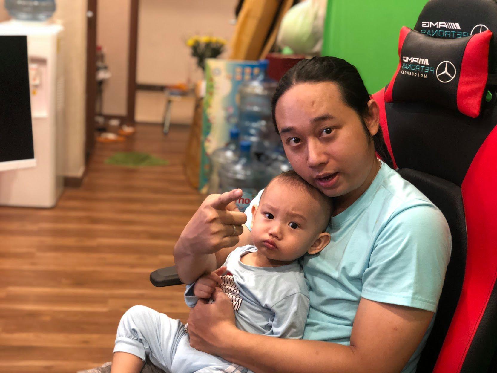 Tuấn Khó chụp hình cùng con trai