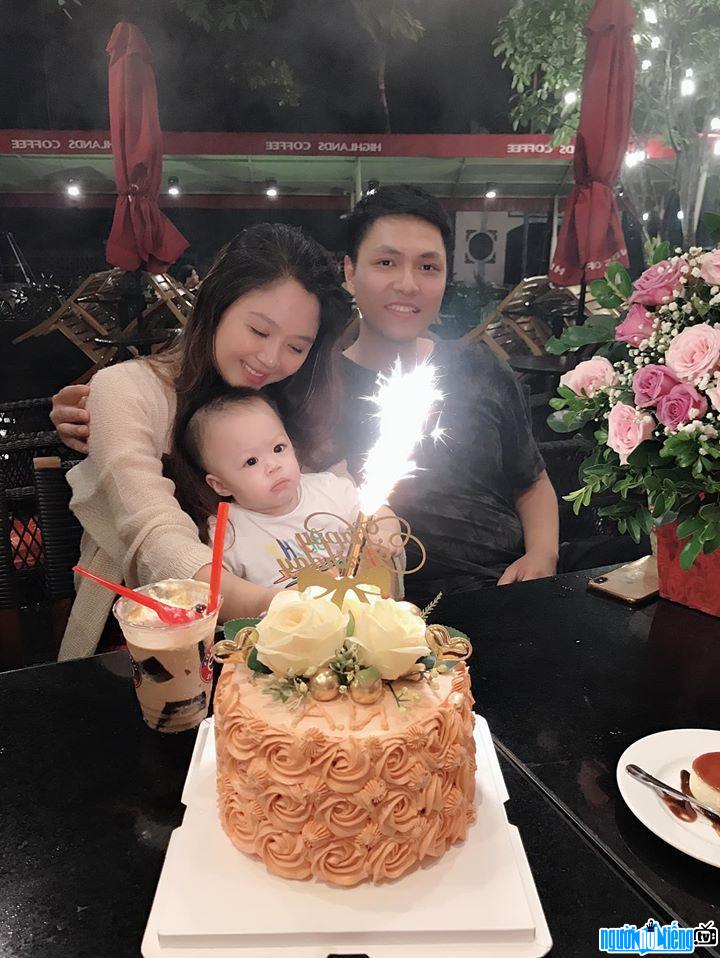 Bức ảnh diễn viên Tô Dũng hạnh phúc bên vợ con