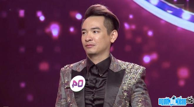  Image of singer Viet Quang in the gameshow "Mysterious Singer"