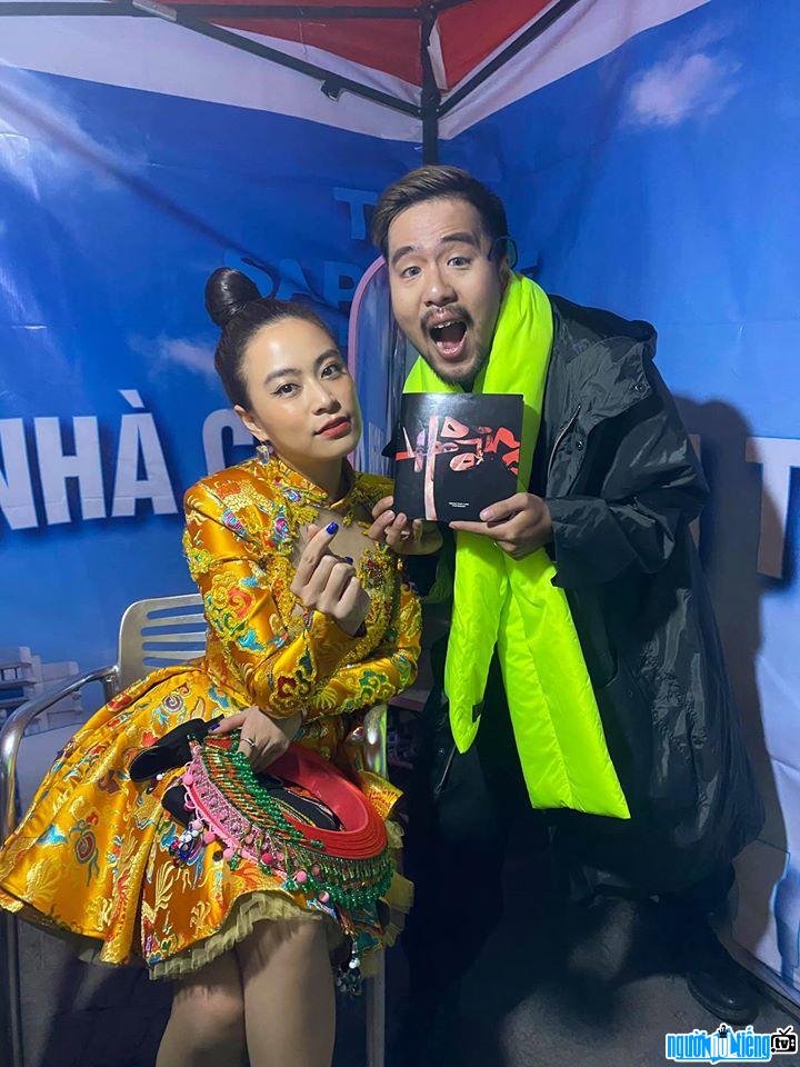  Picture of singer Rica with singer Hoang Thuy Linh