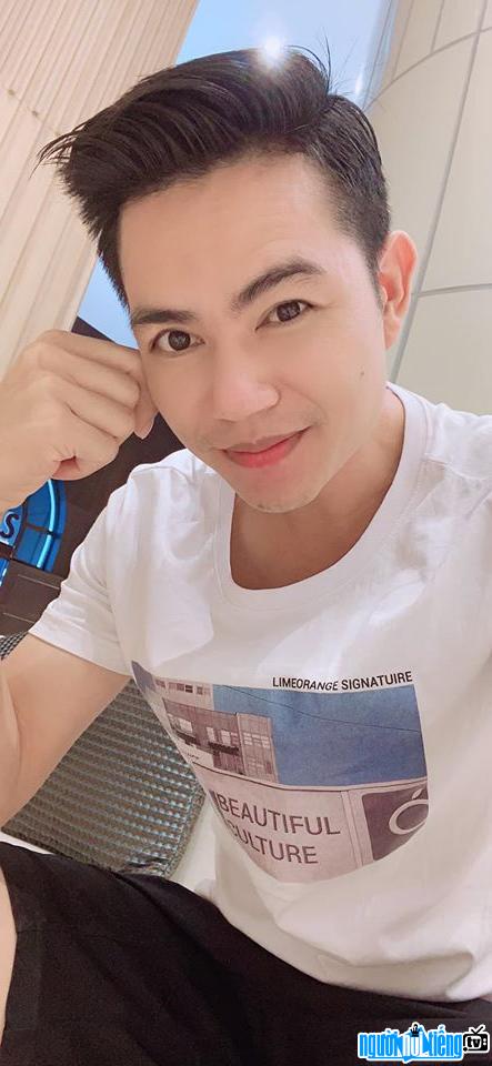  A new photo of singer Dinh Duy Chinh