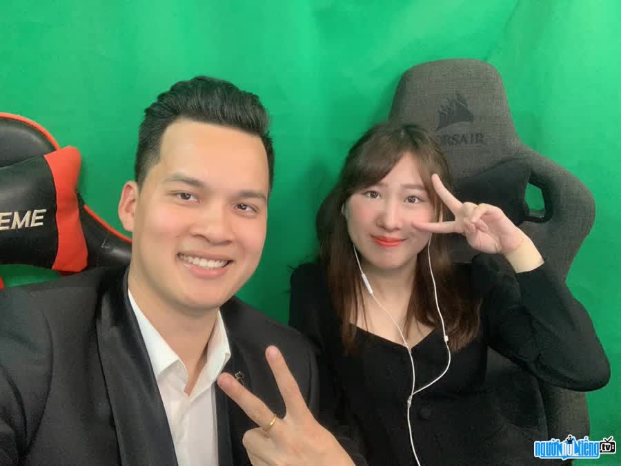  Bo Bim and his wife are Teacher Linh in a livestream