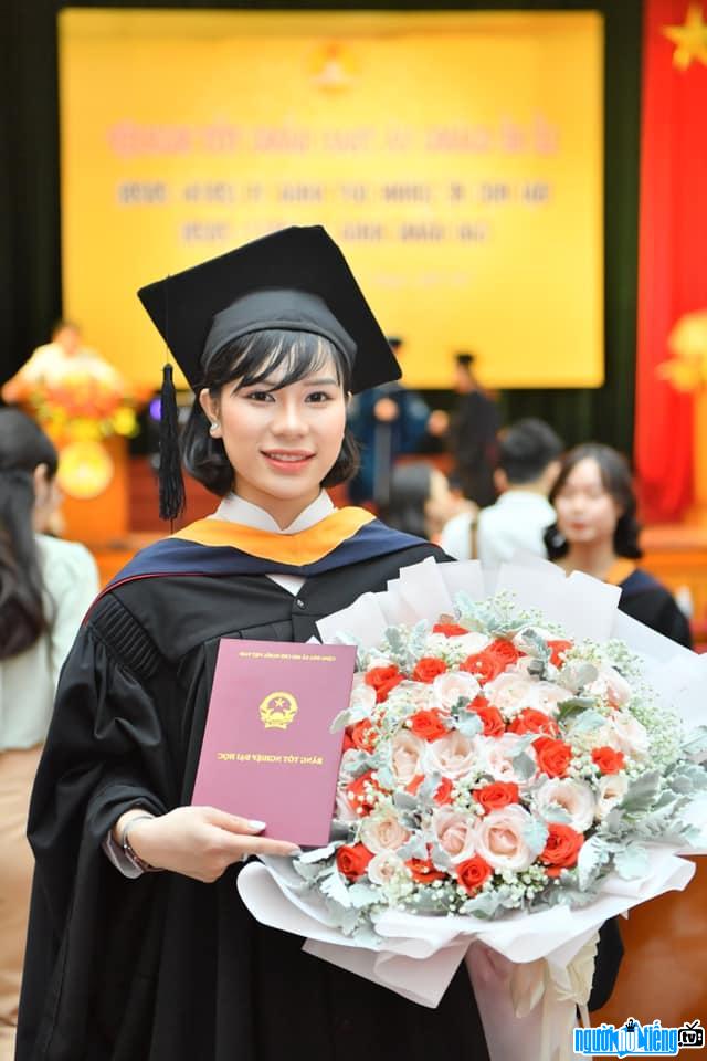  beautiful Thao Nguyen in university graduation