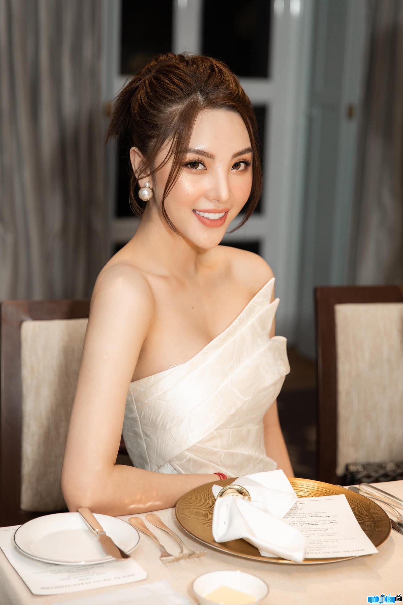  Beautiful My Huyen's image with sexy bare shoulders