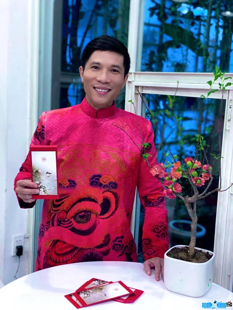 Nhà thiết kế Trung Đinh với trang phục áo dài truyền thống